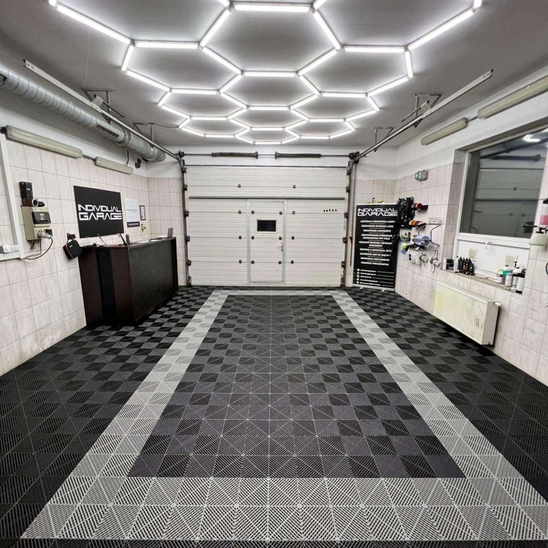 Šedočerná modulární podlaha s hexagonovým osvětlením