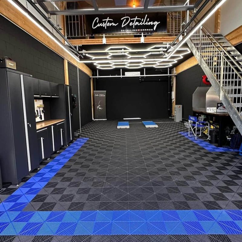 Detailingové studio s modrou modulární podlahou