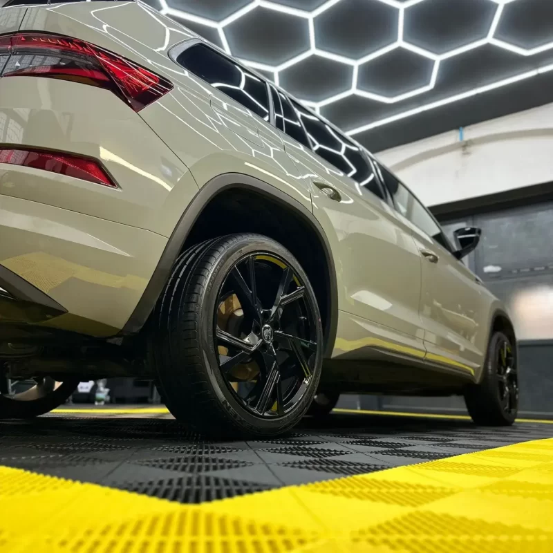 Žlutočerná modulární podlaha pod automobilem