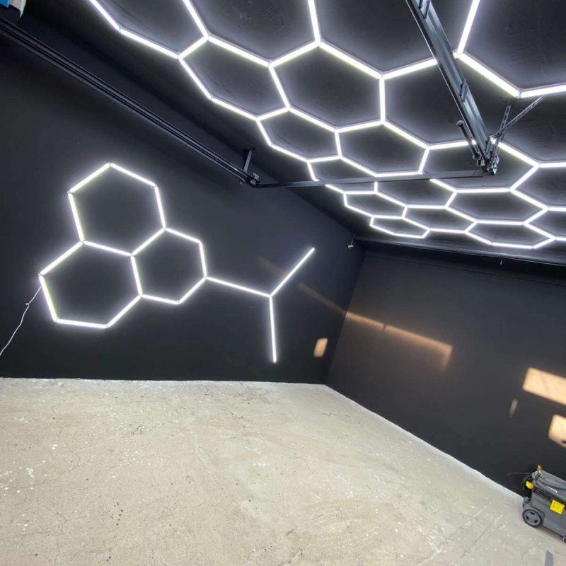 Bílé hexagonové LED osvětlení v černé garáži