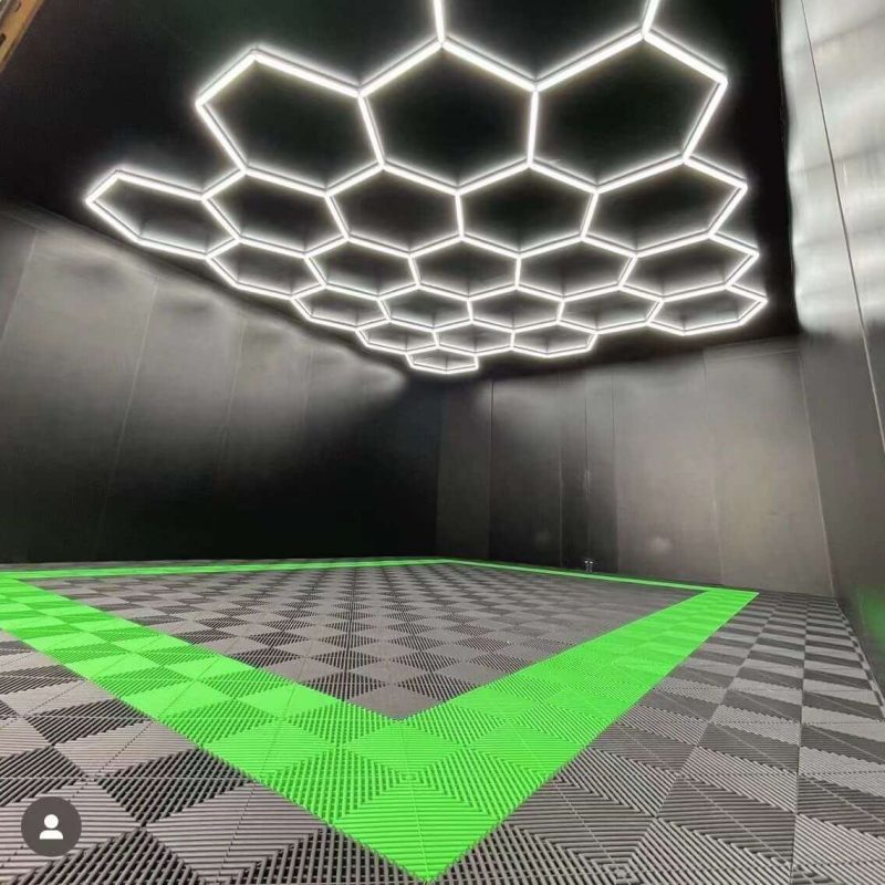 Zelenošedá modulární podlaha s hexagon osvětlením
