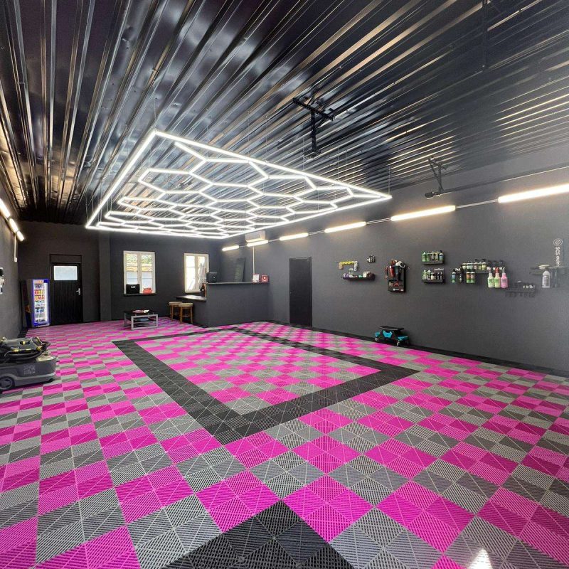 Růžovošedá modulární podlaha s hexagon osvětlením